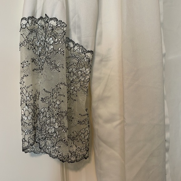 Flora Nikrooz white lace satin wrap robe - Picture 5 of 9